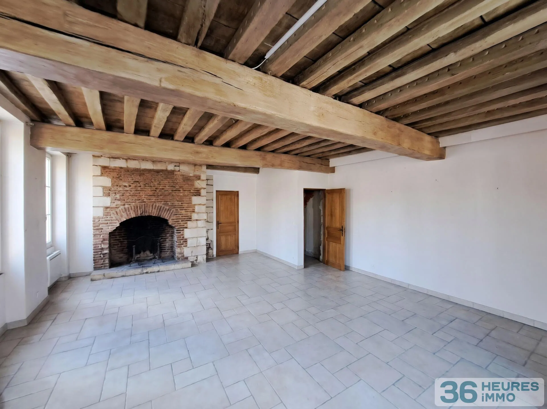 Triplex d'habitation avec  grande terrasse, divisible en lots distincts.
