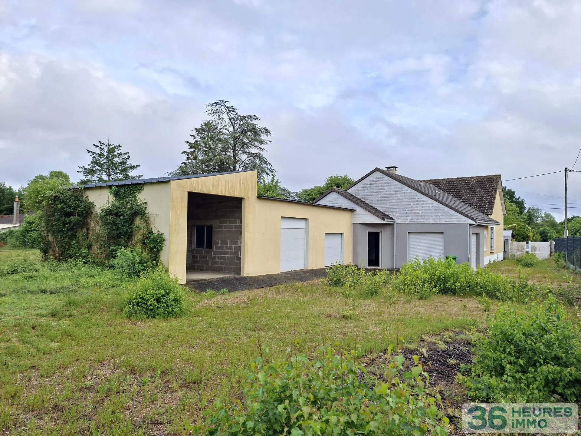 ARNAGE - MAISON PLAIN PIED SUR GRAND TERRAIN BOISE AVEC GARAGES
