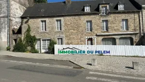 Maison de ville 180 m² – possibilité 2 logements – fort potentiel - St Nicolas du Pélem - Centre Bretagne