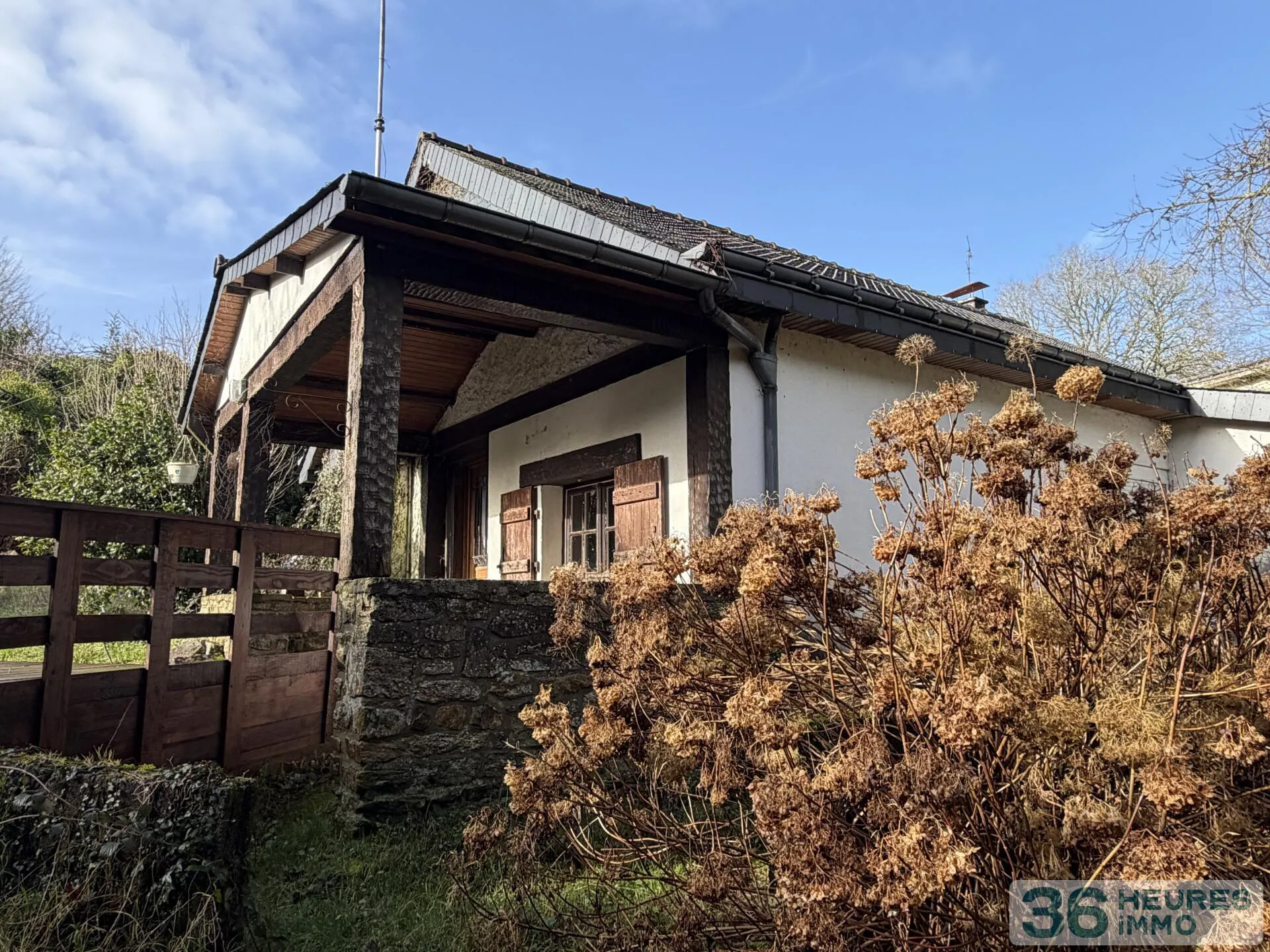 Campagne, maison à rénover sur 6565m² de terrain avec hangar