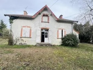 Terrain avec maison à réhabiliter ou à démolir