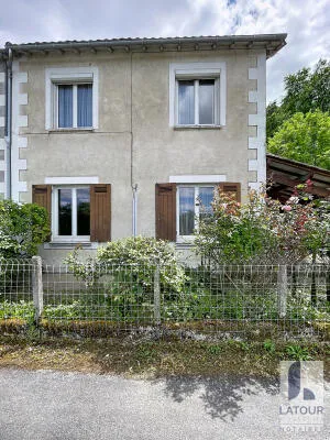 Maison avec vaste terrain boisé