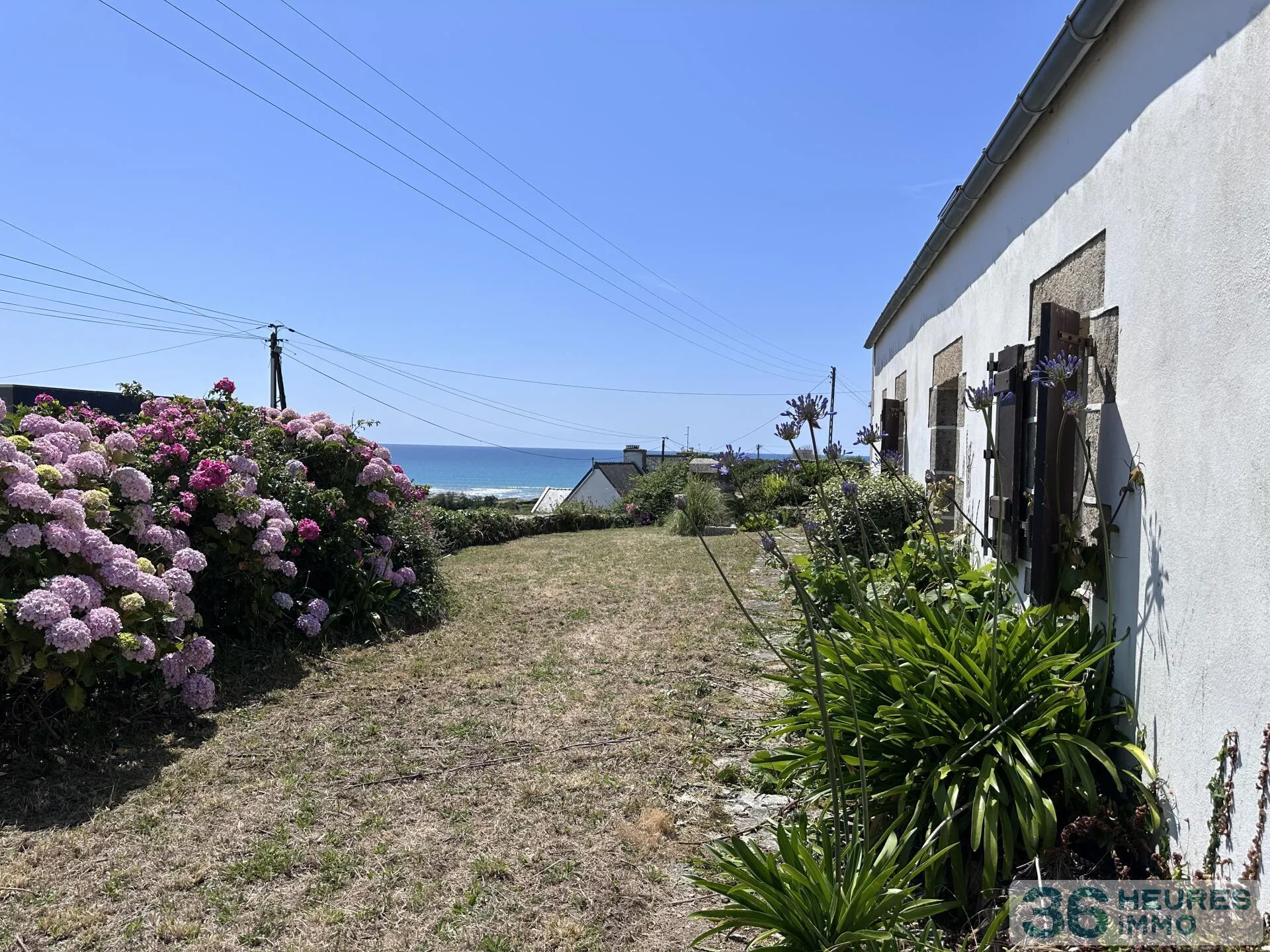 PLOZEVET - A 600m de la plage, offrant vue mer, jolie longère idéale pour résidence secondaire