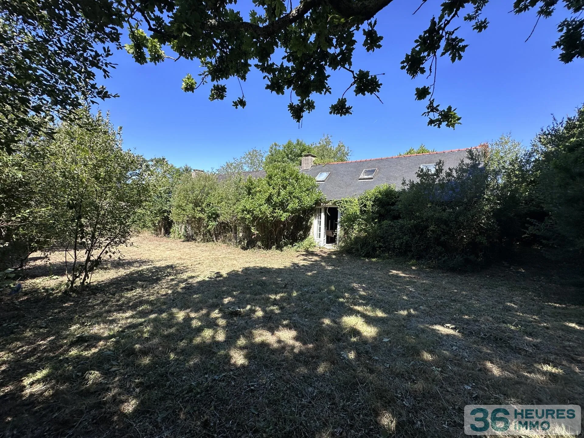 TREGARVAN - Entre Aulne et Menez Hom, lot de deux longères à rénover, sur plus de 7000m² de terrain