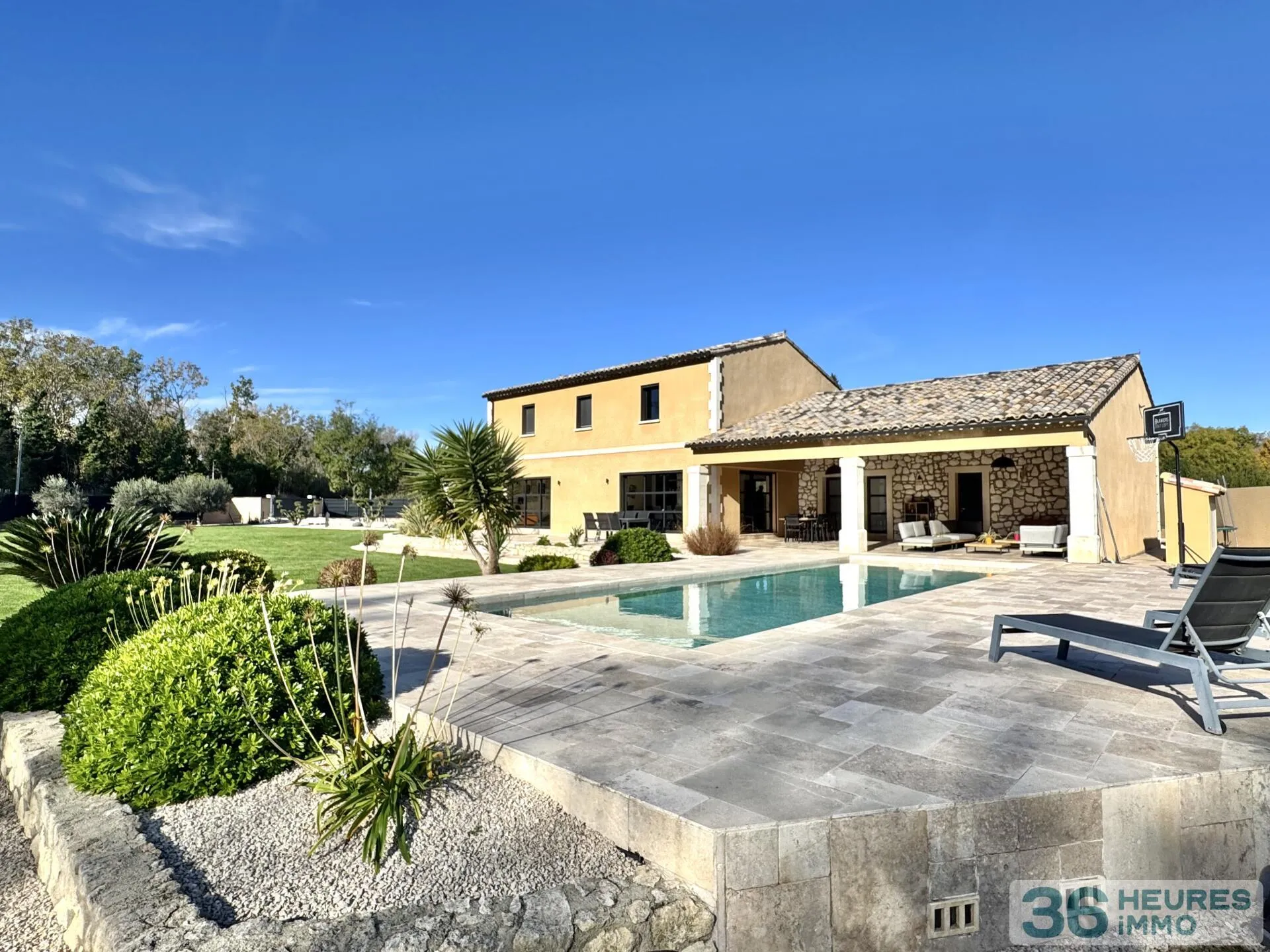 villa de standing avec jardin et piscine