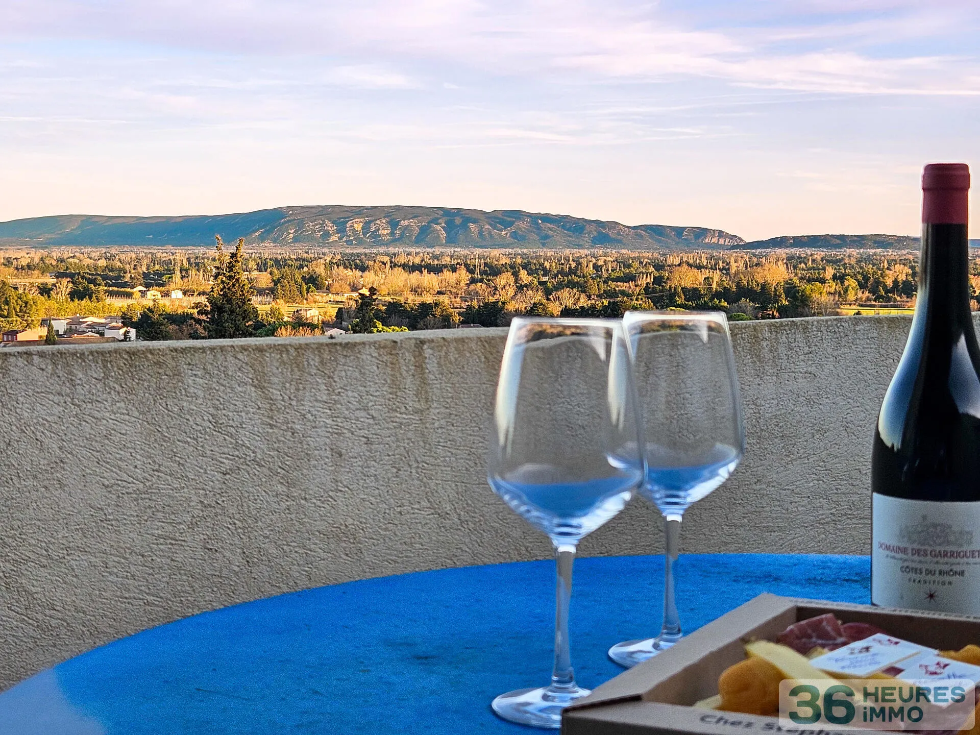 Maison de village CHATEAUNEUF-DE-GADAGNE avec terrasse tropézienne et vue panoramique