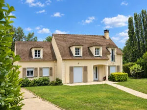 Maison 2007,  8P, 200 m², dépendance 90m², terrain de 2 600 m². Calme et nature. Proche RER D et A6