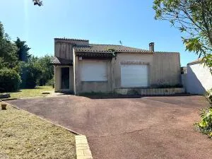 Maison familiale de 190 m² avec piscine et jardin arboré à proximité de la plage de Nauzan