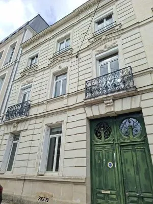 HYPER CENTRE VILLE - RUE TRES PRISEE - IMMEUBLE AVEC GARAGES