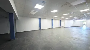 Immeuble avec entrepôt sur un terrain clos de mur dans la ville de Clichy-sous-Bois