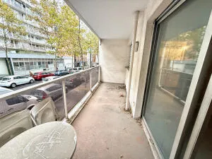 Grand studio avec balcon + cave et parking