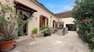 LONGÈRE RESTAURÉE – 160 M² – GARAGE – DÉPENDANCE – TERRAIN 1 955 M² – ÉTAT IMPECCABLE – SANS VIS-À-VIS
