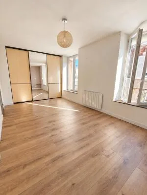 Épernay – Duplex rénové de 130 m² au sol, 3 chambres – Vente interactive