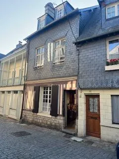 Dans le centre de HONFLEUR, une maison avec jardin