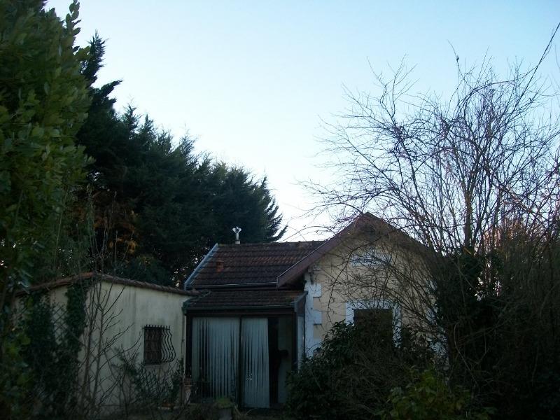  Petite maison à rénover sur  terrain de 371 m2 environ  