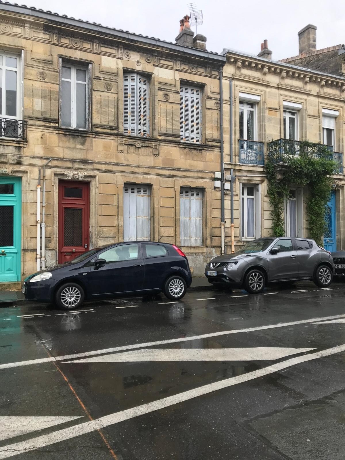 Bordeaux- Croix Blanche-maison pierre avec cave  + jardin de ville à rénover