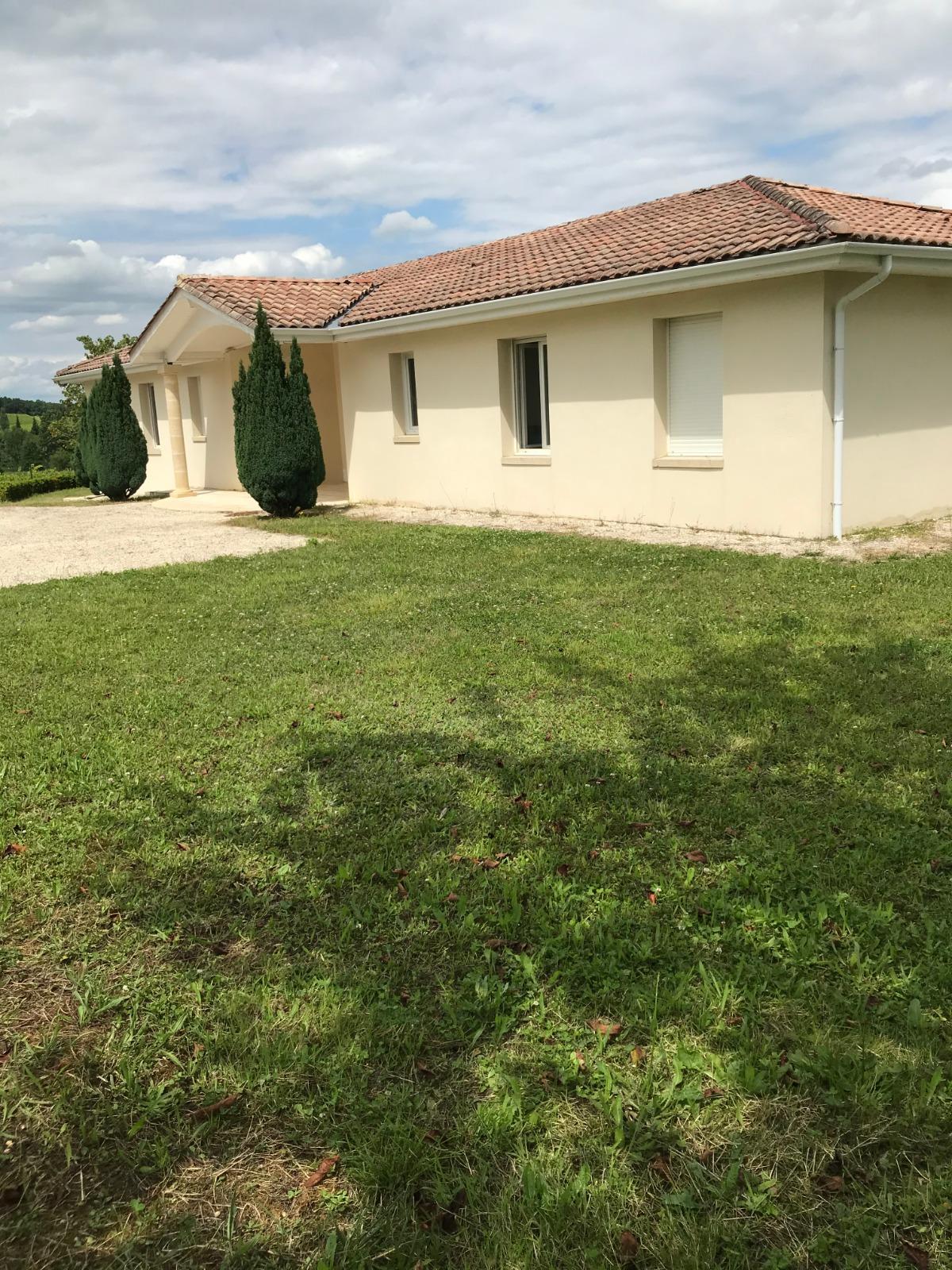 SOULIGNAC( 33760) - Sur 6200m2 env de terrain - Grande maison T5  élevée sur sous- sol avec garage 
