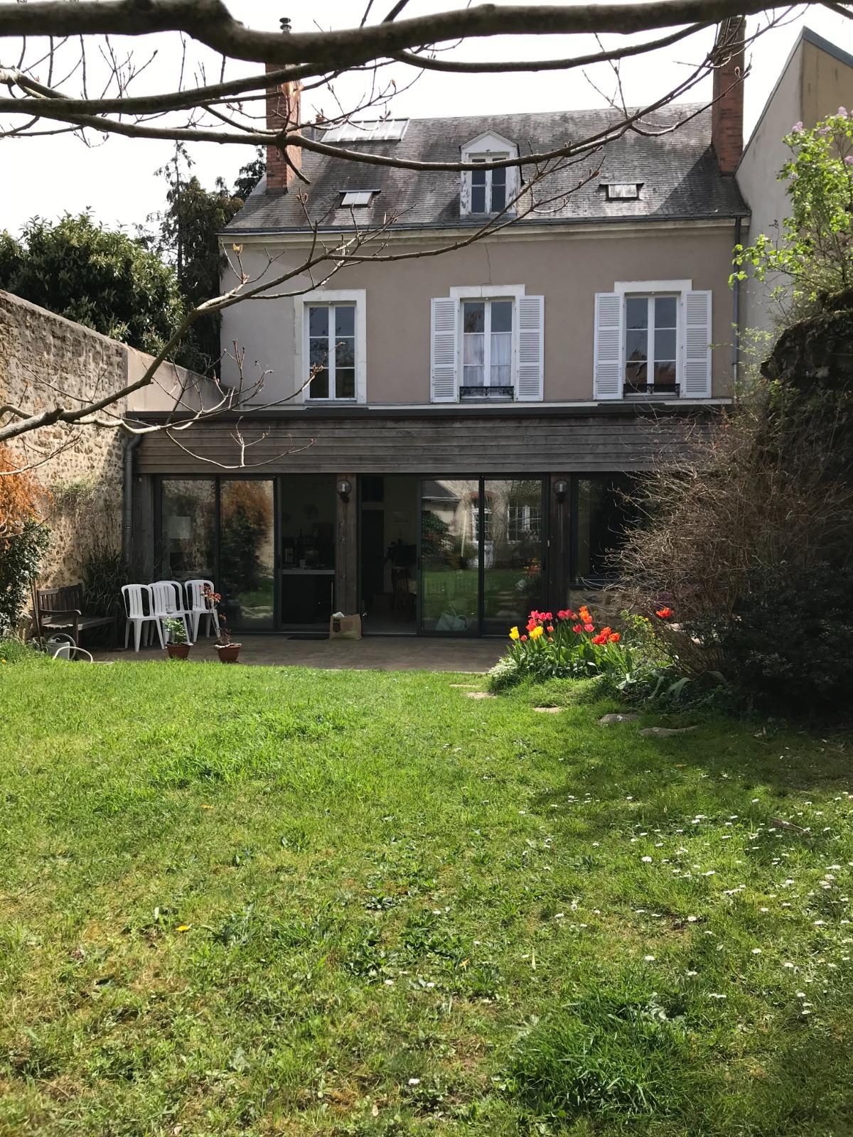 BOURGEOISE AUTHENTIQUE AVEC GARAGE ET JARDIN 