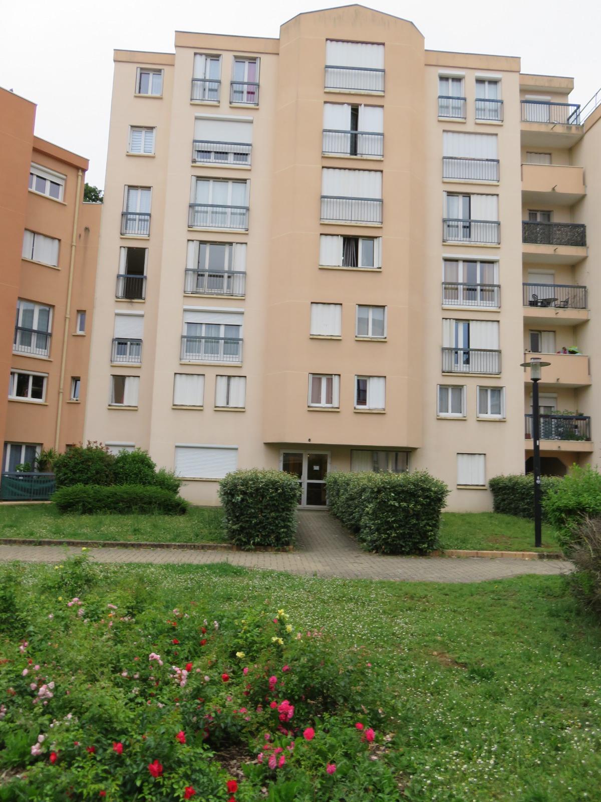 APPARTEMENT DE TYPE TROIS PIECES, DANS RESIDENCE AGREABLE.