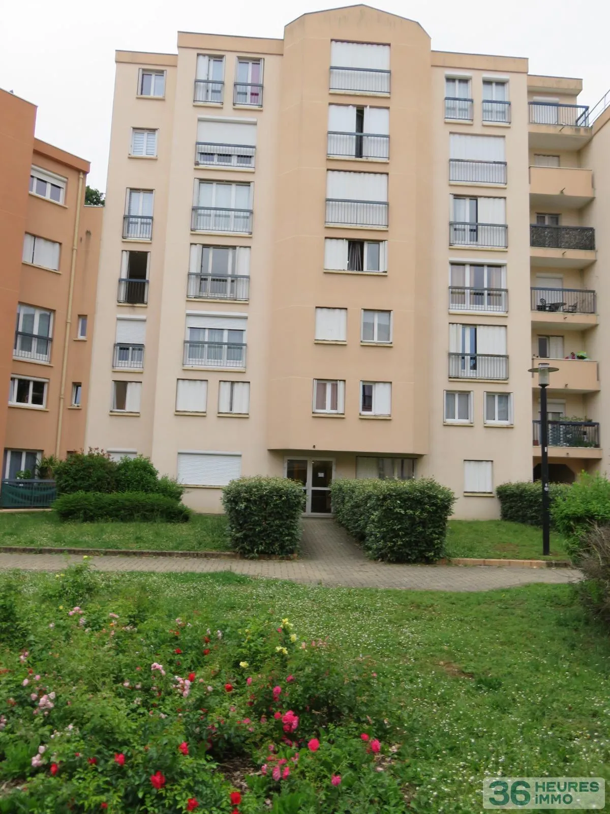 APPARTEMENT DE TYPE TROIS PIECES, DANS RESIDENCE AGREABLE.