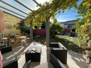 Libourne proche Bordeaux, Belle échoppe rénovée , Terrain.