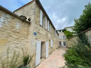 Charmante propriété avec du caractère composée de 2 maisons sur 1742 m2.   
