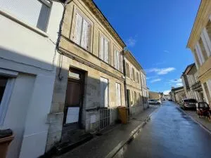 Libourne , Belle maison en pierre avec terrain à rénover.