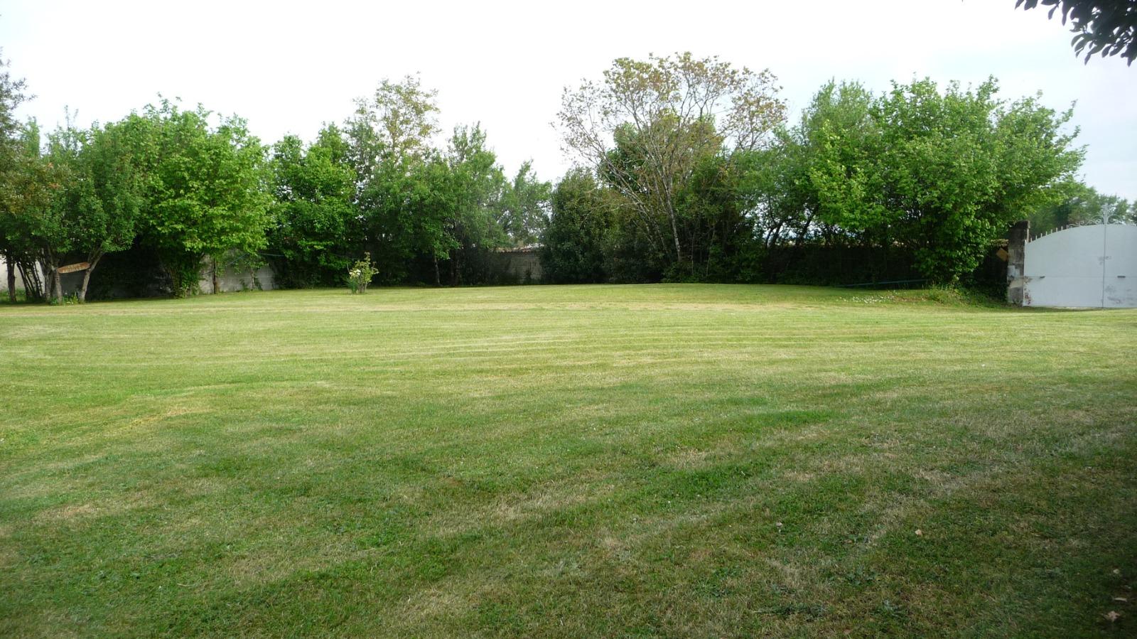 TERRAIN CONSTRUCTIBLE CLOS DE MURS