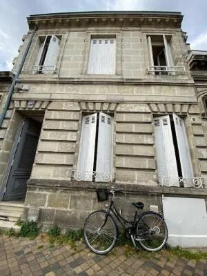 Maison en pierres rue Turenne avec jardin