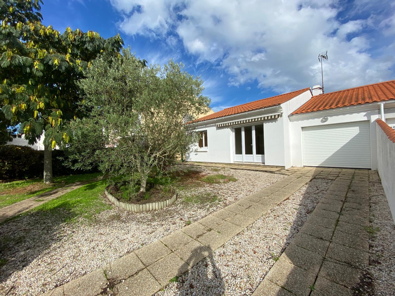 Soullans, proche centre, maison 2 chambres, garage, véranda sur terrain de 954m² !