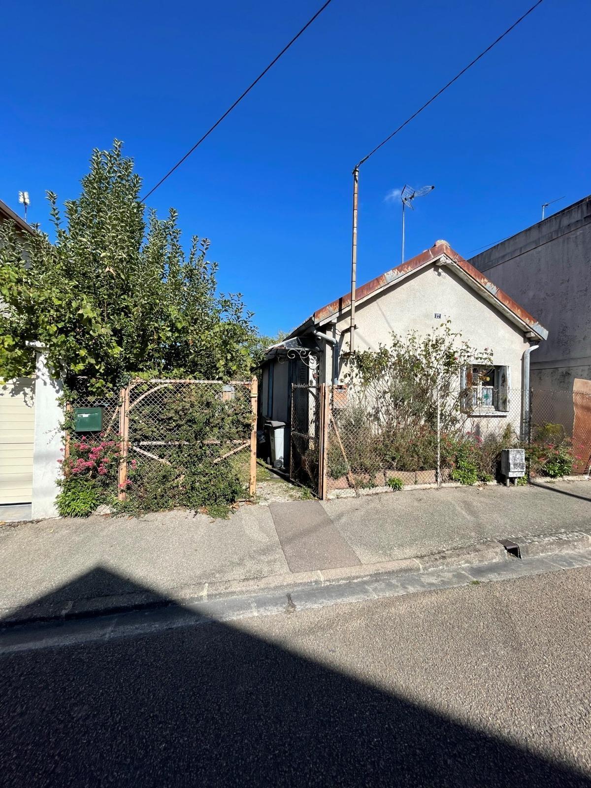 Petite maison à rénover à sainte savine 