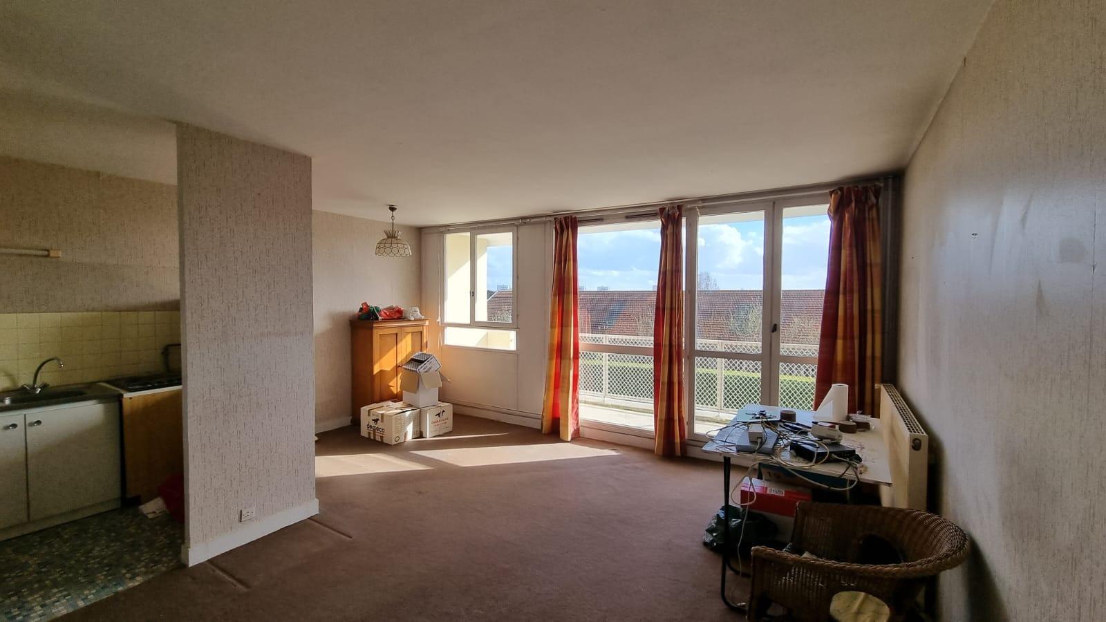 Studio avec balcon - cave et parking 