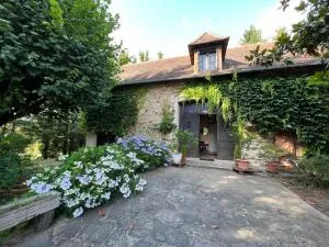 Périgourdine de 7 pièces sur 3,2ha de terrain avec ruisseau