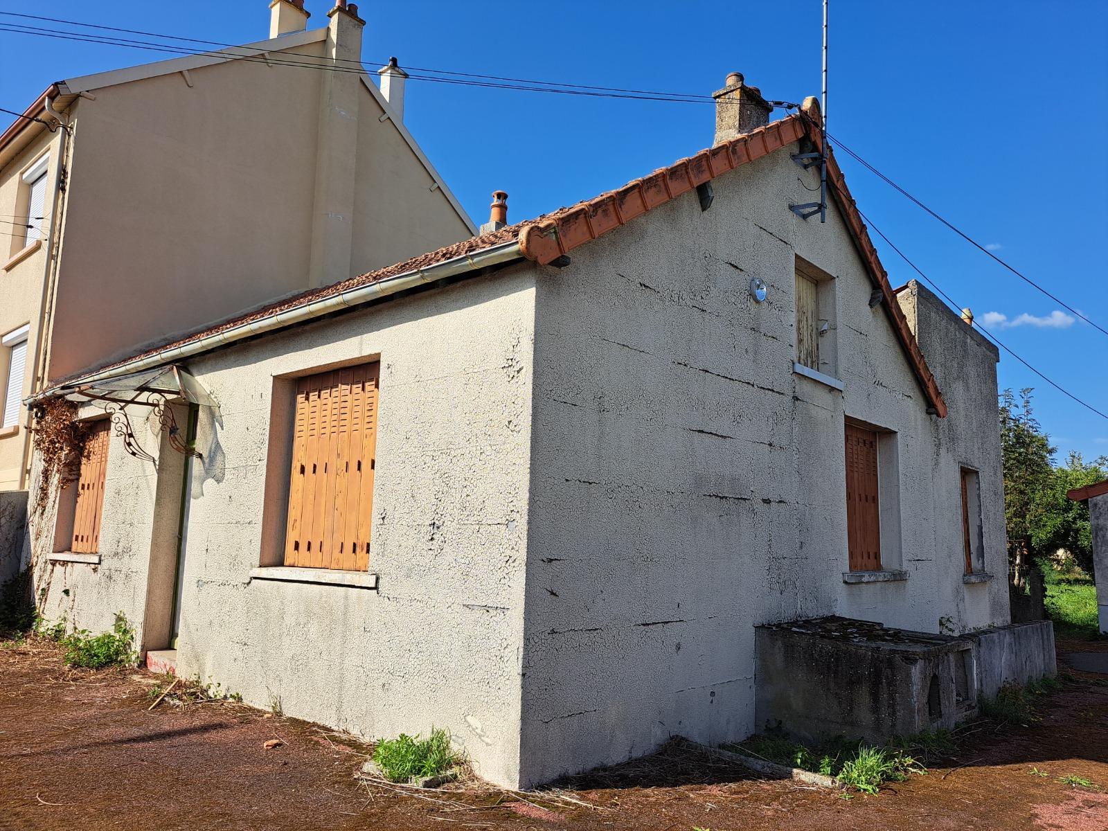 Rue de la fraternite - maison a renover - plain pied - avec garage et jardin 