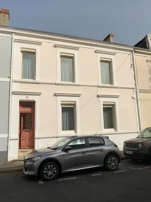 Maison de ville en très bon état général - jardin et double garage
