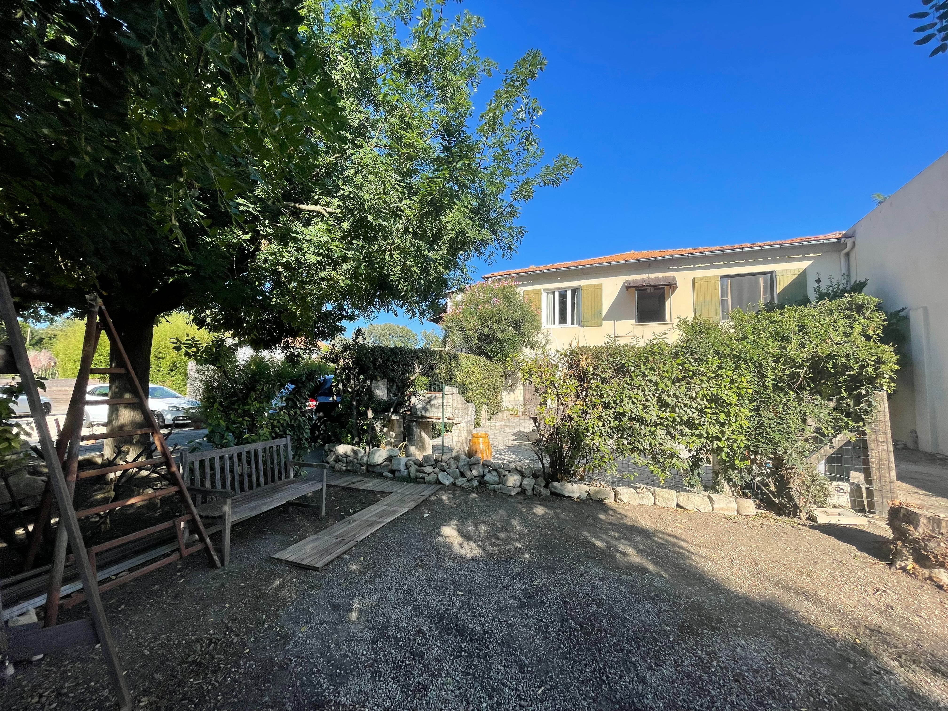 Vallabregues maison avec 2 habitations jardin