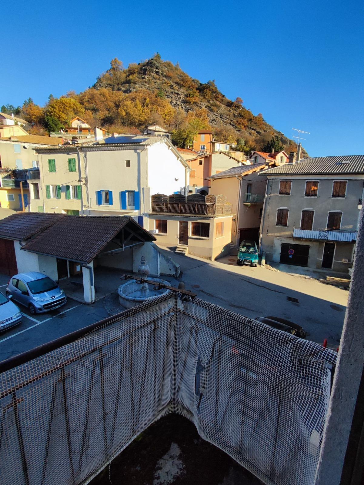 Coeur du village - appartement t3 de 63,37 m² à rénover avec garage de 37 m²