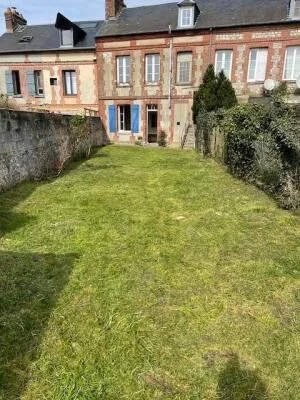 Dans un bourg tous commerces à proximité de HONFLEUR .