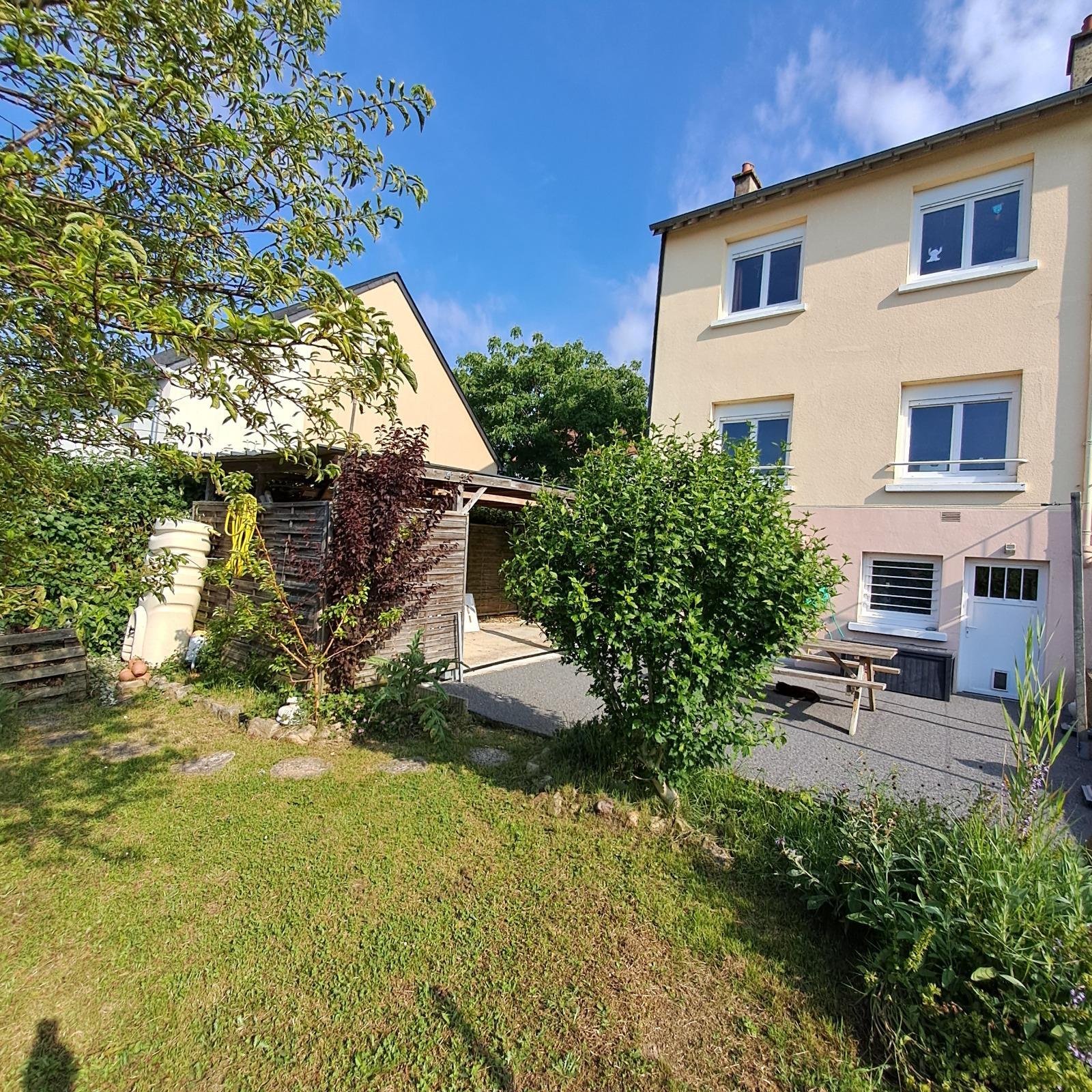 QUARTIER PREMARTINE - RUE CALME - SEMI MITOYENNE - 3 CHAMBRES - JARDIN ET GARAGE 