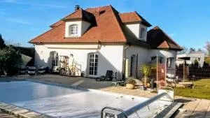 Propriété spacieuse, avec garages, piscine naturelle proche de la Suisse