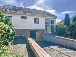 Opportunité de rénovation d'un Pavillon avec sous-sol complet à Saran, quartier calme et proche des commodités