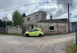 Une maison en mauvais état à rénover et un garage