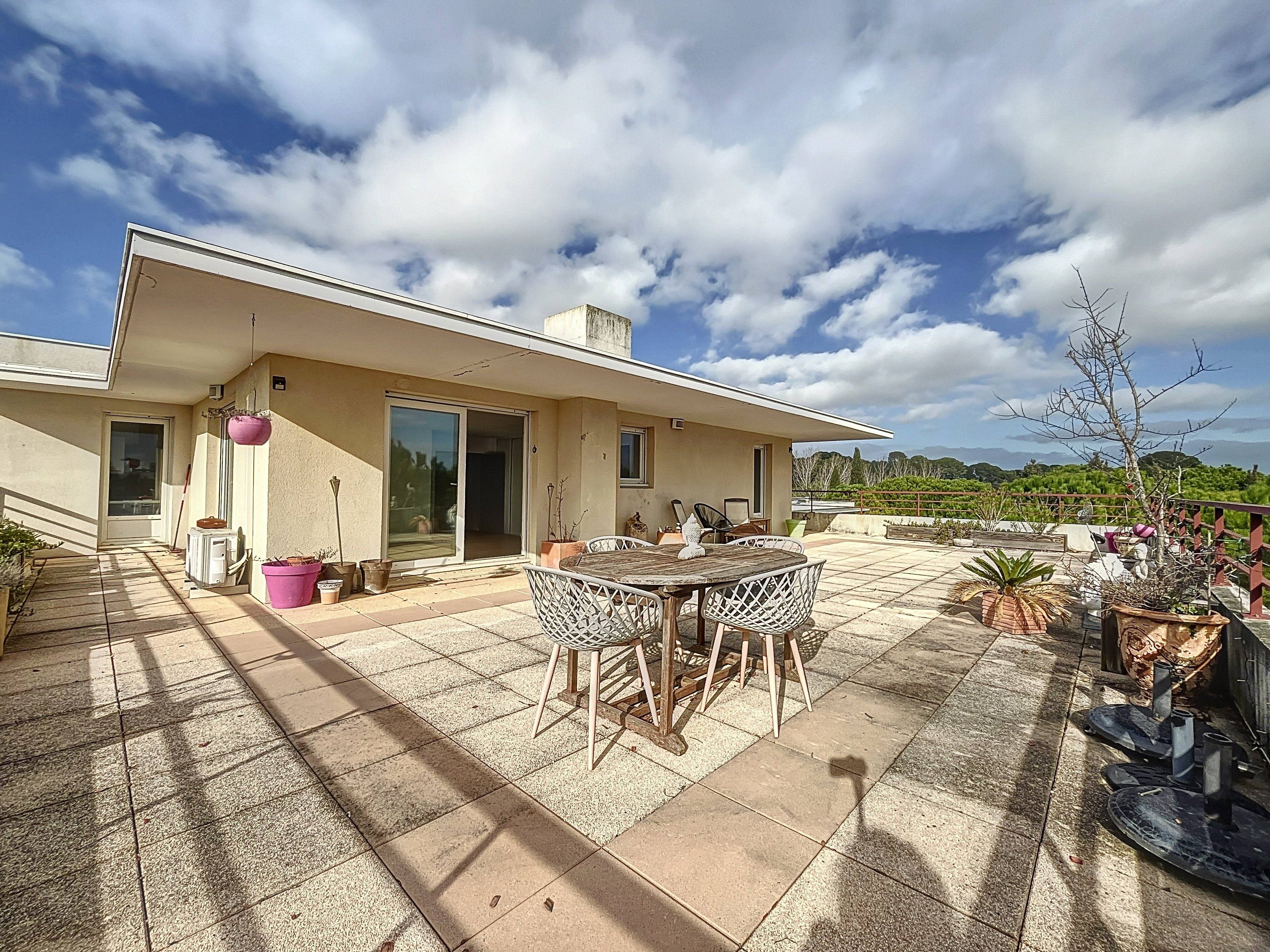 Dernier étage résidence 2002 F4 de 107 m² avec terrasse de 109 m², deux garage et parking