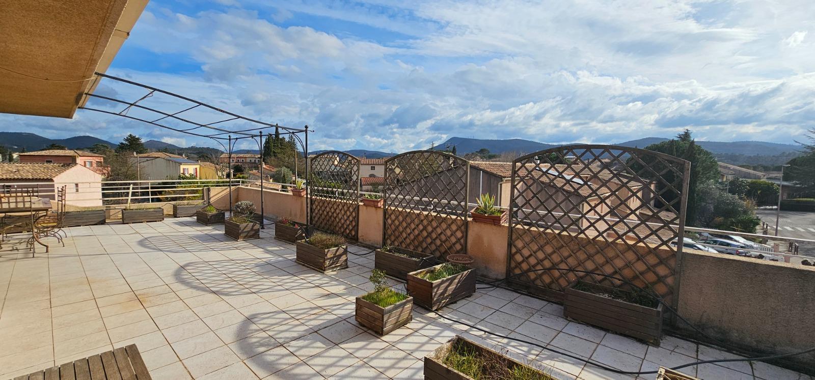 Appartement de 67m² avec terrasse de 77m² à GAREOULT
