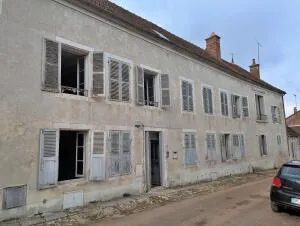 Immeuble en monopropriété comprenant 5 logements à rénover avec jardin à COULANGES LA VINEUSE