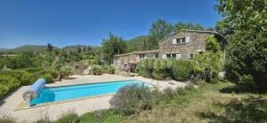 Joli mas en pierre avec une vue panoramique