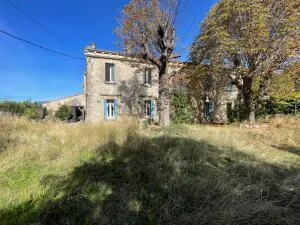BASTIDE EN PIERRE, 8 PIECES + GARAGE SUR 701 M2 DE TERRAIN
