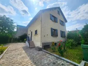 Maison avec sous sol et jardin