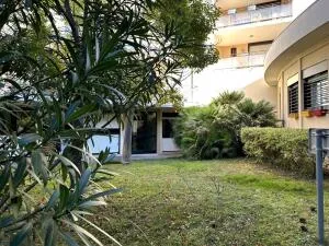Studio rénové avec vue jardin dans résidence sécurisée