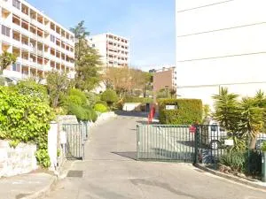 VALLAURIS LIMITE CANNES GRAND GARAGE FERMÉ 38 m²
